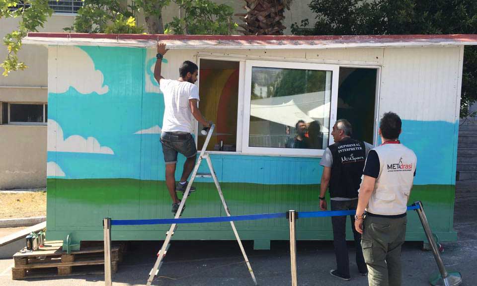 An exemplary result of determination and team effort that help solve a pressing problem, without having to break the bank. Among the hundreds of asylum seekers who gather daily at the Asylum Service in Athens...