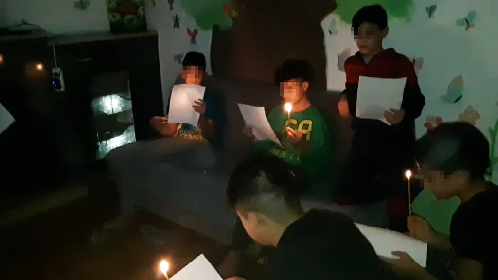 And the living room of our accommodation facility was “transformed” into a theatre! The name of the play: “The Four Candles”