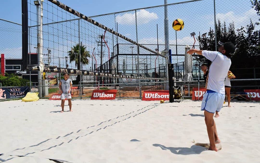 This summer, unaccompanied minors play beach volley!