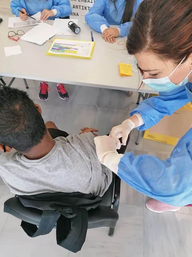 75 minors supported by METAdrasi’s activities got vaccinated thanks to the support of the Municipality of Athens