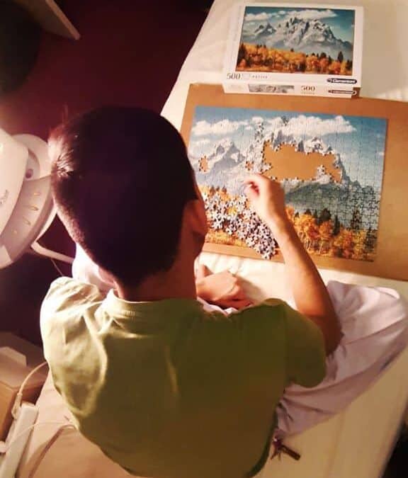 During the pandemic, unaccompanied minors stay home and show us how to spend our time creatively