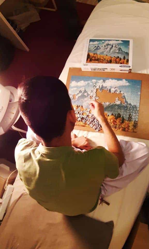 During the pandemic, unaccompanied minors stay home and show us how to spend our time creatively