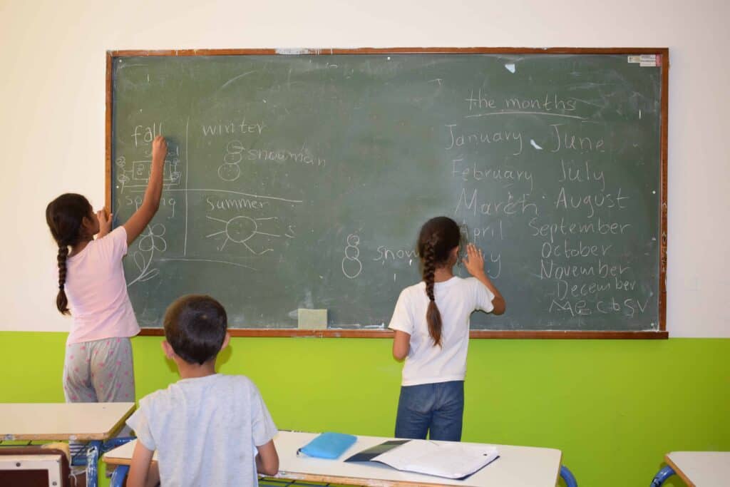 Άρθρο «Τα μοναχικά παιδιά των πρώτων ημερών τώρα γελούν με νέους φίλους» από την εφημερίδα «Η Καθημερινή»