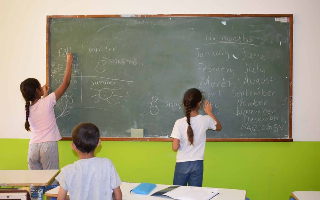 Άρθρο «Τα μοναχικά παιδιά των πρώτων ημερών τώρα γελούν με νέους φίλους» από την εφημερίδα «Η Καθημερινή»