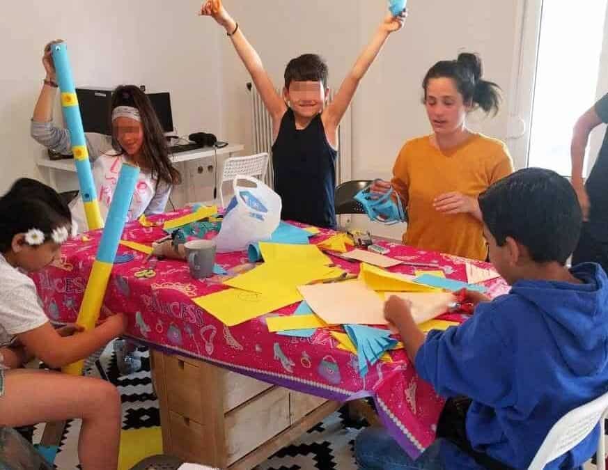 Zώντας μαζί και ξεπερνώντας δυσκολίες, δενόμαστε μεταξύ μας
