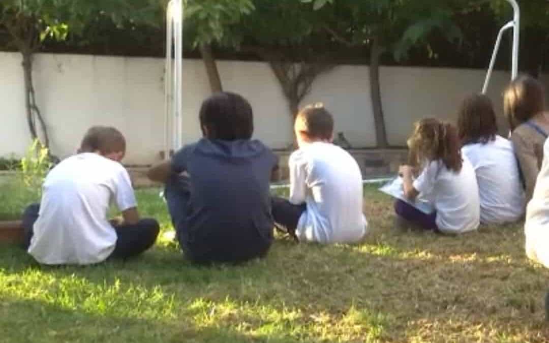 Άρθρο του Απόστολου Στάικου στο Euronews: «Οικογένειες αγκαλιάζουν ασυνόδευτα προσφυγόπουλα»