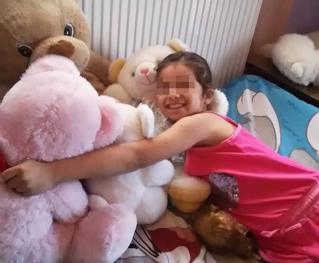 Would you like to offer family warmth to a child alone in Greece?
