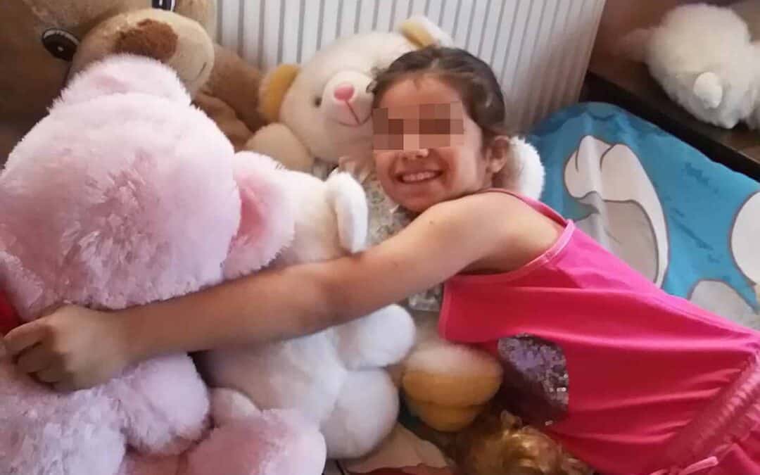 Would you like to offer family warmth to a child alone in Greece?