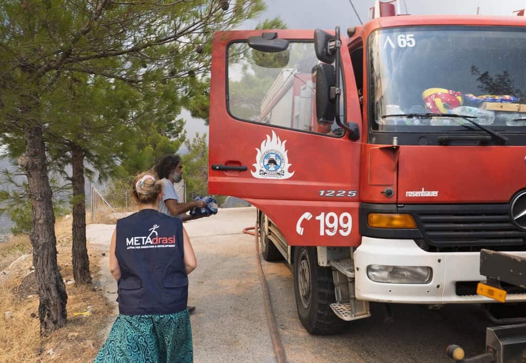 Supporting firefighters and volunteers in the wildfire of Fyli