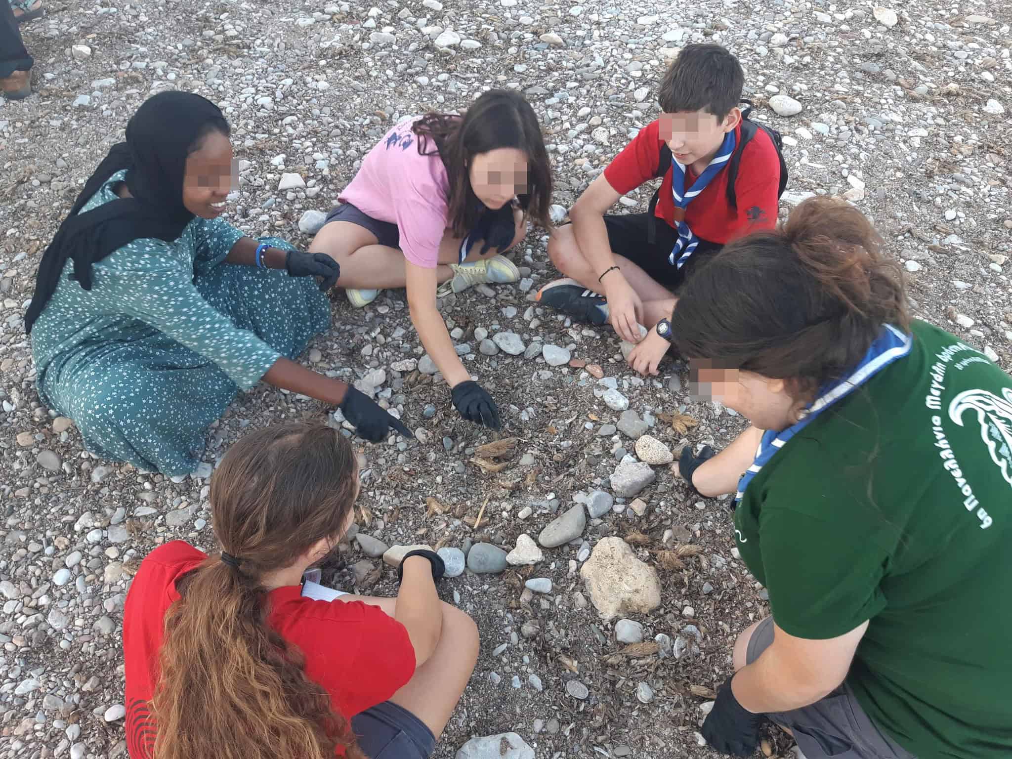 Metadrasi - The unaccompanied children clean a beach in Chios 5 Metadrasi - METAdrasi chios shelter beach cleaning 2