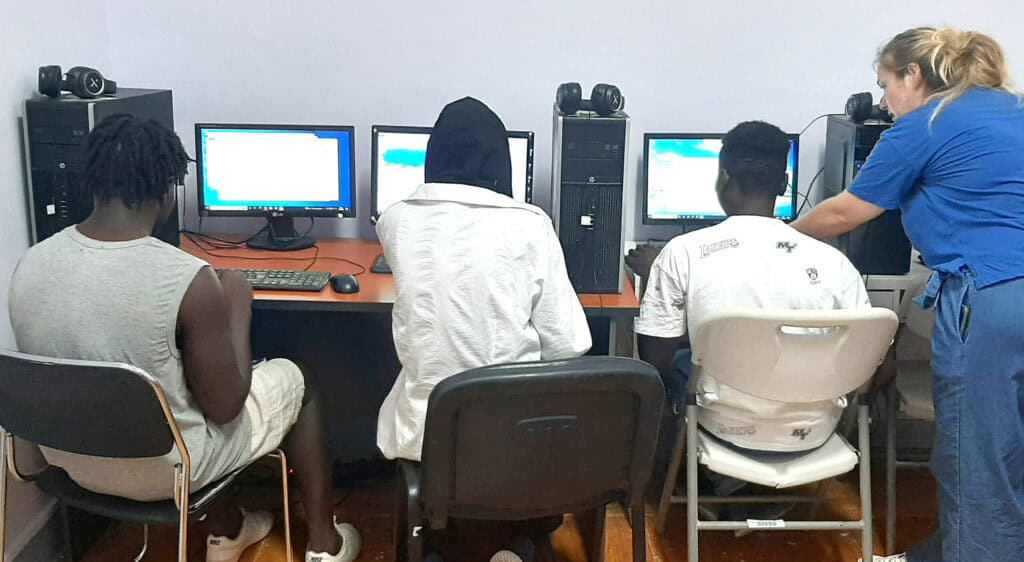 Summer computer courses by our volunteers in Lesvos and Athens