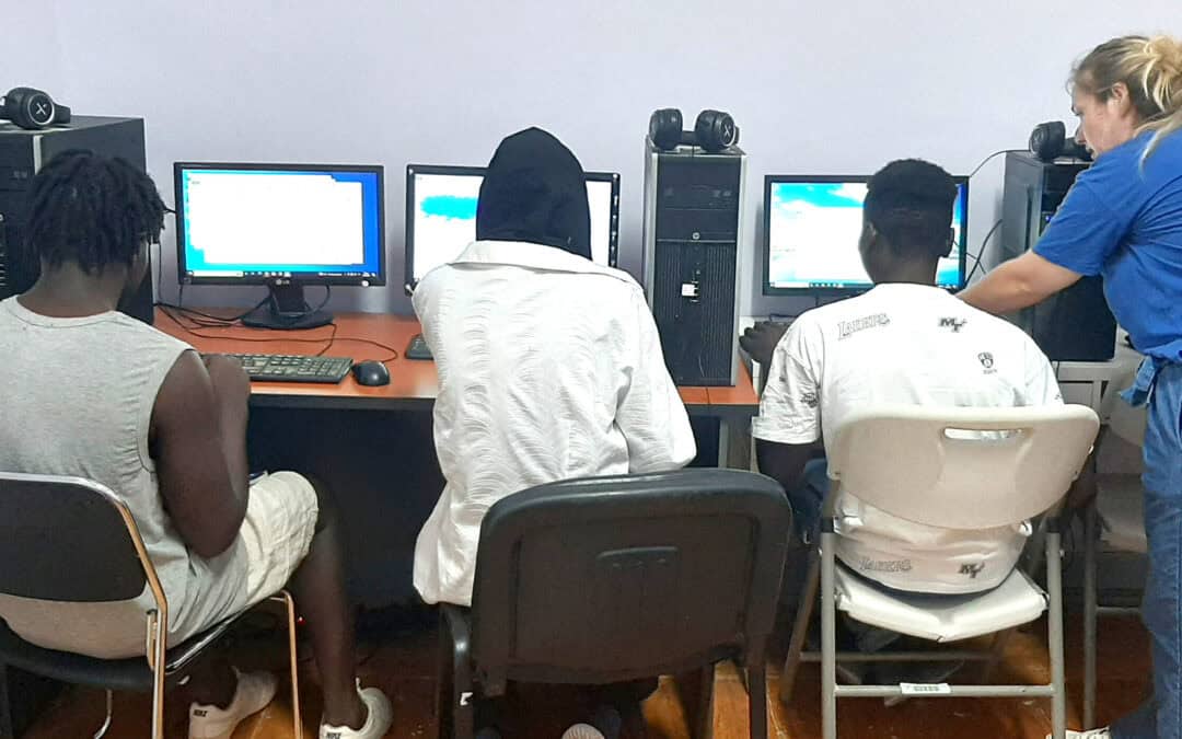 Summer computer courses by our volunteers in Lesvos and Athens