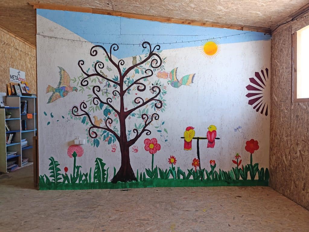 Creating a collective painting at METAdrasi’s Community Center in Polykastro