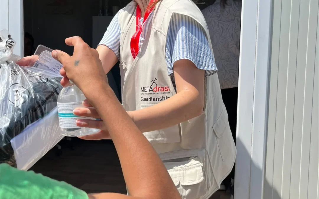 METAdrasi distribution of basic items to unaccompanied children in a refugee camp