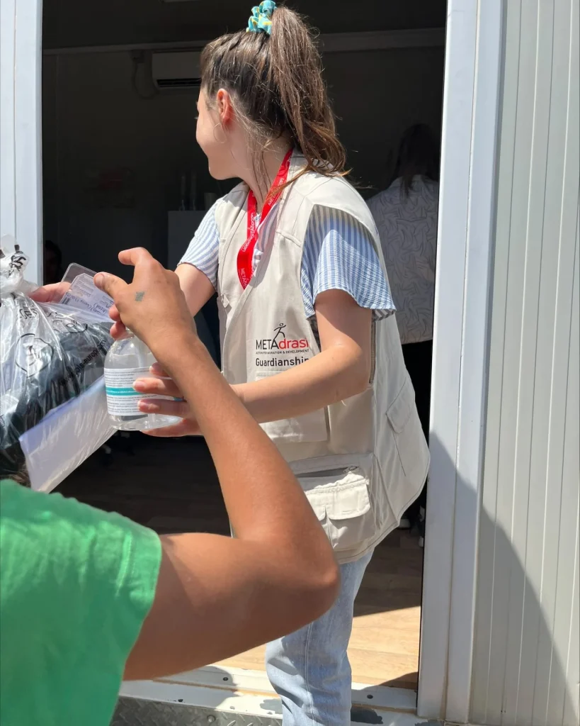 Η ΜΕΤΑδραση διανέμει βασικά είδη σε ασυνόδευτα παιδιά προσφυγικού καταυλισμού