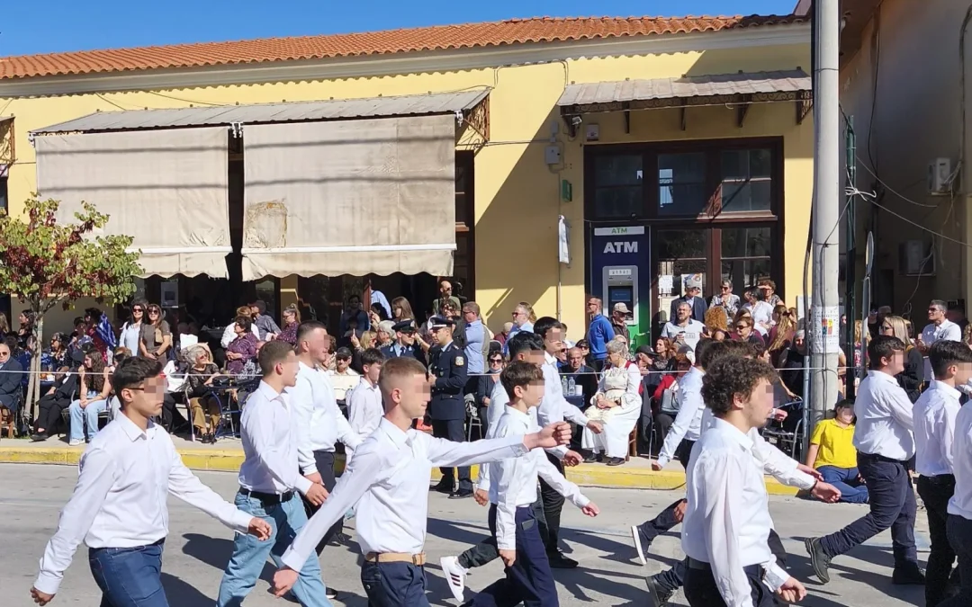 Ένα ασυνόδευτο παιδί στην παρέλαση της 28ης Οκτωβρίου στη Χίο