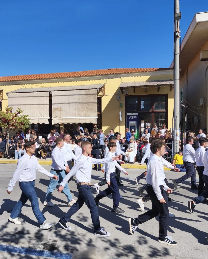 Ένα ασυνόδευτο παιδί στην παρέλαση της 28ης Οκτωβρίου στη Χίο